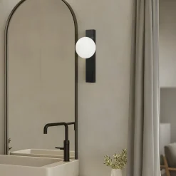 Lindby væglampe Tavrik, sort/hvid, højde 30 cm, glas