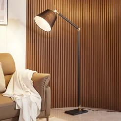 gulvlampe Marvaine, sort/guldfarvet, justerbar^Lucande