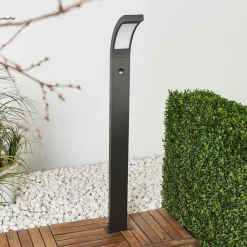 Lucande LED-gadelampe Juvia, 100 cm, bevægelsessensor, IP54