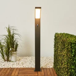 Lucande LED-gadelampe Juvia, 100 cm, bevægelsessensor, IP54