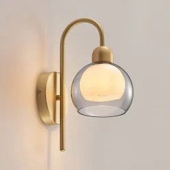 Lucande Mylah væglampe med glasskærm, messing