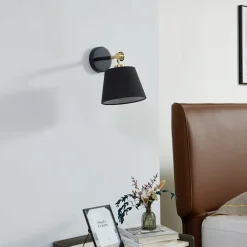 Lucande væglampe Marvaine, sort/guld-farvet, justerbar