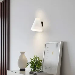 Lucande væglampe Timido, hvid/sort, glas, 16,5 cm høj