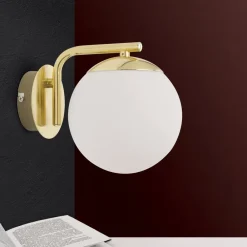 Madis væglampe med glaskugle, mat messing^ORION Online