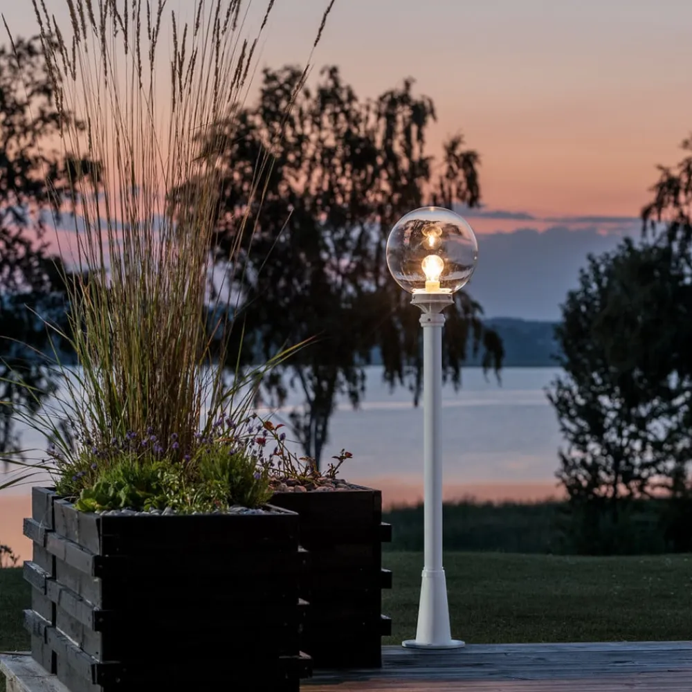 Med en klar kugle - vejlampen Linus i hvid^Konstsmide Best