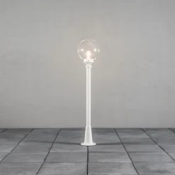 Med en klar kugle - vejlampen Linus i hvid^Konstsmide Best