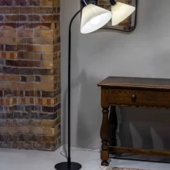 Markslöjd Mira tekstilgulvlampe, sort