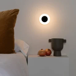 FARO BARCELONA Væg- Og Spejllamper>Moy LED-væglampe i sort med glasskærm