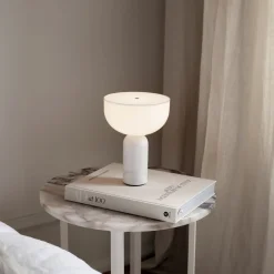 Kizu genopladelig bordlampe hvid^New Works Clearance