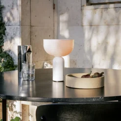 Kizu genopladelig bordlampe hvid^New Works Clearance