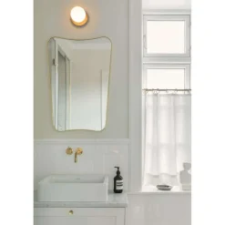 Nuura Aps Nuura Liila 1 væg-/loftlampe, Ø 14 cm IP44, bronze/opal