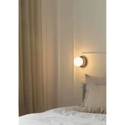 Nuura væglampe Liila 1, Ø 14 cm, IP44 , sort/opal^Nuura Aps New