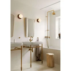 Nuura Aps Nuura væglampe Liila 1, IP44, Ø 16,5 cm, bronze/opal