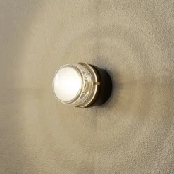 Oluce Fresnel væglampe m. glaslinse IP44 sort