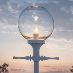 Konstsmide Orion lygtepæl i hvid med klar kugleskærm