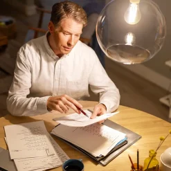 Classic LED-pære E14 B35 4,3W klar 4.000K^Philips Online