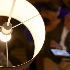 E27 LED-pære, dag/nat-sensor 7,5 W 2.700 K^Philips Hot