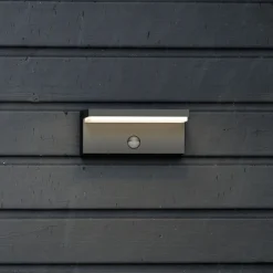 LED udendørs væglampe Bustan UE, sensor, 2.700 K^Philips Discount