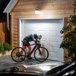 Philips Led Pærer>LED-pære E27 A60 sensor 8W 2.700K, mat