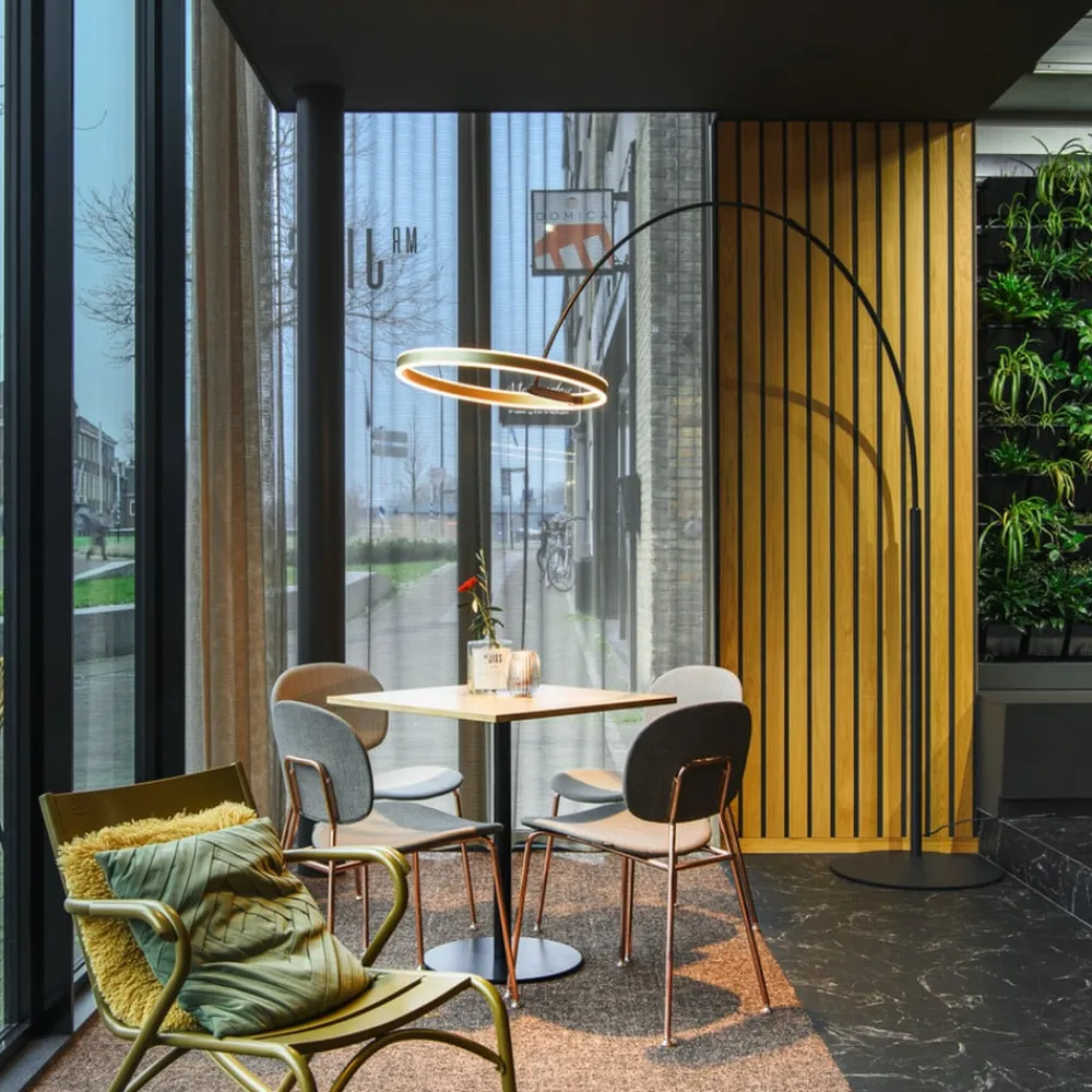 SLV LED-gulvlampe One Bow FL, sort/messingfarvet, stål