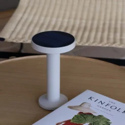 FARO BARCELONA Solcellelamper>Solar-LED-bordlampe Cairo, beige, plast, IP44, 21 cm