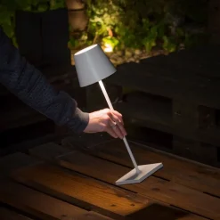 FARO BARCELONA Toc LED-bordlampe med USB-oplader, IP54, hvid