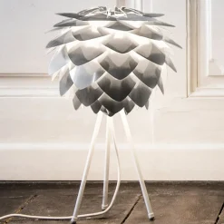 UMAGE Trebenet bordlampe Silvia mini med skærm i stål