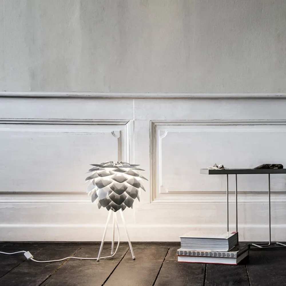 UMAGE Trebenet bordlampe Silvia mini med skærm i stål