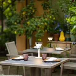 Les Jardins Solcellelamper>Tyble LED solcellebordlampe, hvid/teak, 2.700 K, 200 lm