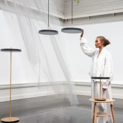 Asteria medium hængelampe, messing, sort^UMAGE Sale