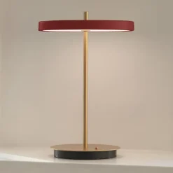 UMAGE Bordlamper>LED-batteridrevet bordlampe Asteria Move rubinrød/messing 31 cm