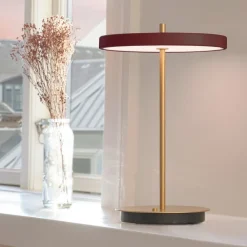 UMAGE Bordlamper>LED-batteridrevet bordlampe Asteria Move rubinrød/messing 31 cm