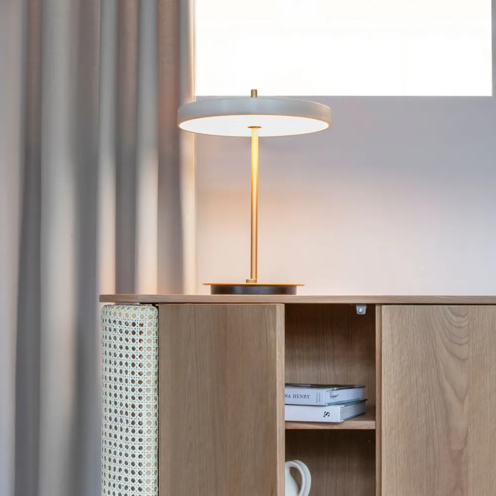 LED-bordlampe Asteria Table, USB, perlehvid/messing^UMAGE Online