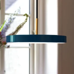 UMAGE LED-hængelampe Asteria Mini, petrol/messing, Ø 31 cm