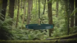 UMAGE LED-hængelampe Asteria Mini mørkegrøn/messing Ø 31 cm