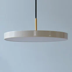 UMAGE LED-hængelampe Asteria Mini, perlehvid/messing, Ø 31 cm