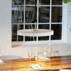 UMAGE LED-hængelampe Asteria Mini, perlehvid/messing, Ø 31 cm