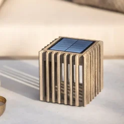 Verti LED solcellebordlampe, teakgrå, 3.000 K, 300 lm^Les Jardins Best