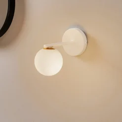 SIGMA Væglampe Gama i hvid med glaskugle
