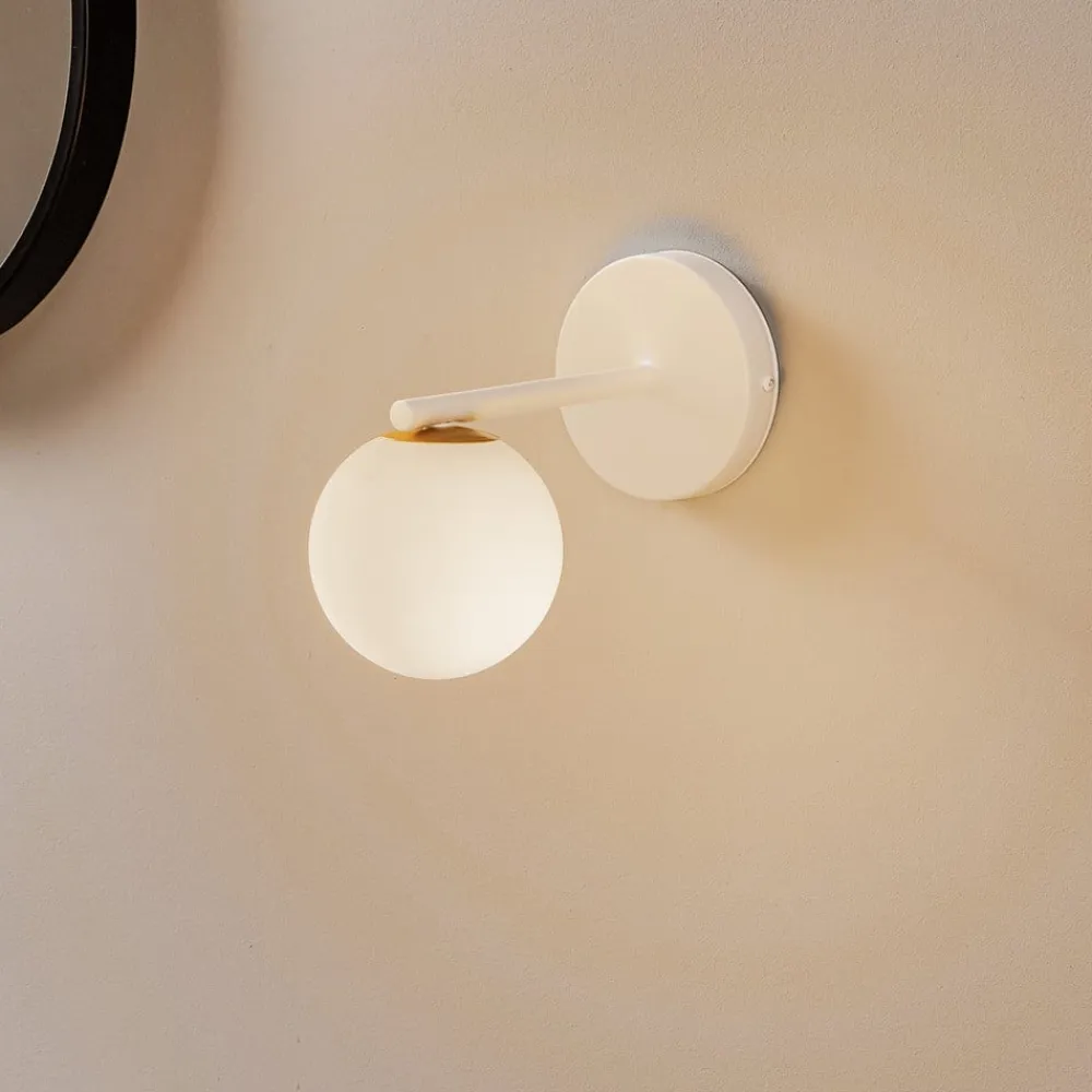 SIGMA Væglampe Gama i hvid med glaskugle