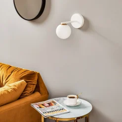 SIGMA Væglampe Gama i hvid med glaskugle