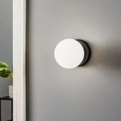 EMIBIG LIGHTING Væglamper>Væglampe Kiba, sort/guld, lampeskærm af glaskugle