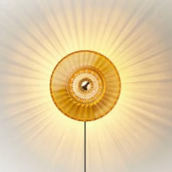 DESIGN BY US Væglampe New Wave Optic, rav, øjeæble, stikprop