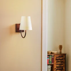 Lamkur Væglamper|Væglamper>Væglampe Paro med tekstilskærm