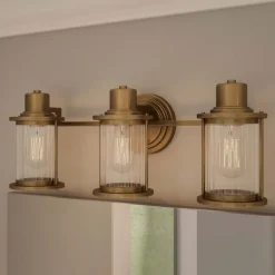 Væglampe Riggs IP44, antik messing, 3-flamme^QUOIZEL Clearance