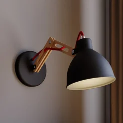 Lamkur Væglamper|Væglamper>Væglampe Skansen, træarm justerbar, sort