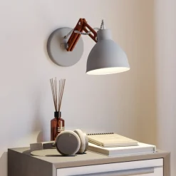 Lamkur Væglampe Skansen, træarm justerbar, grå