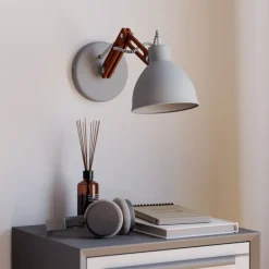 Lamkur Væglampe Skansen, træarm justerbar, grå