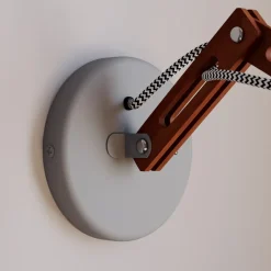 Lamkur Væglampe Skansen, træarm justerbar, grå