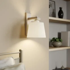 Lamkur Væglamper|Væglamper>Væglampe Sweden med træstel, antik hvid